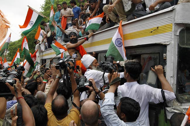 तस्‍वीरों में देखें कैसे गिरफ्तार हुए बाबा रामदेव | फोटो