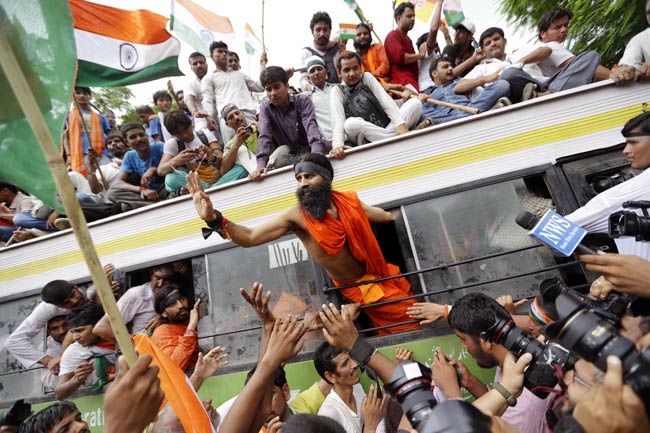 तस्‍वीरों में देखें कैसे गिरफ्तार हुए बाबा रामदेव | फोटो