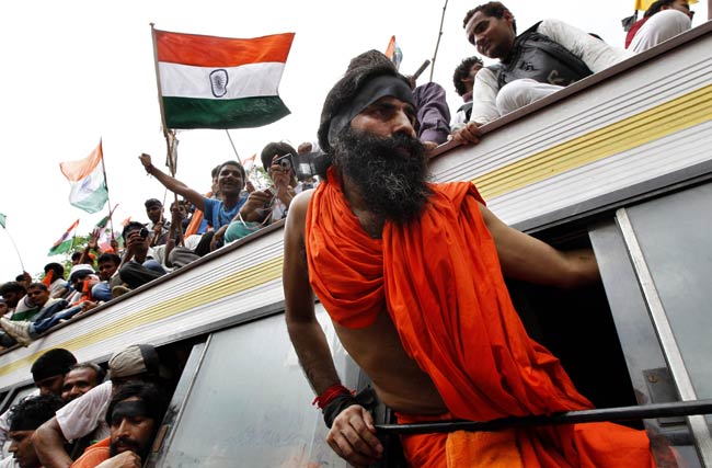 तस्‍वीरों में देखें कैसे गिरफ्तार हुए बाबा रामदेव | फोटो