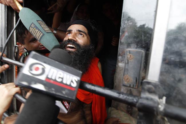 तस्‍वीरों में देखें कैसे गिरफ्तार हुए बाबा रामदेव | फोटो