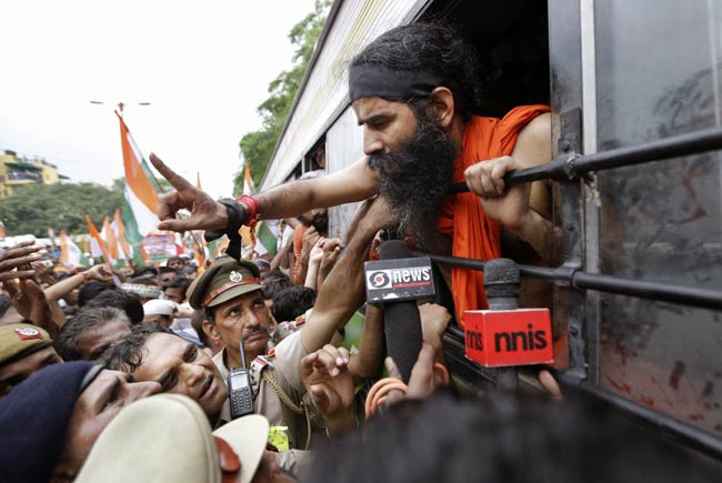 तस्‍वीरों में देखें कैसे गिरफ्तार हुए बाबा रामदेव | फोटो