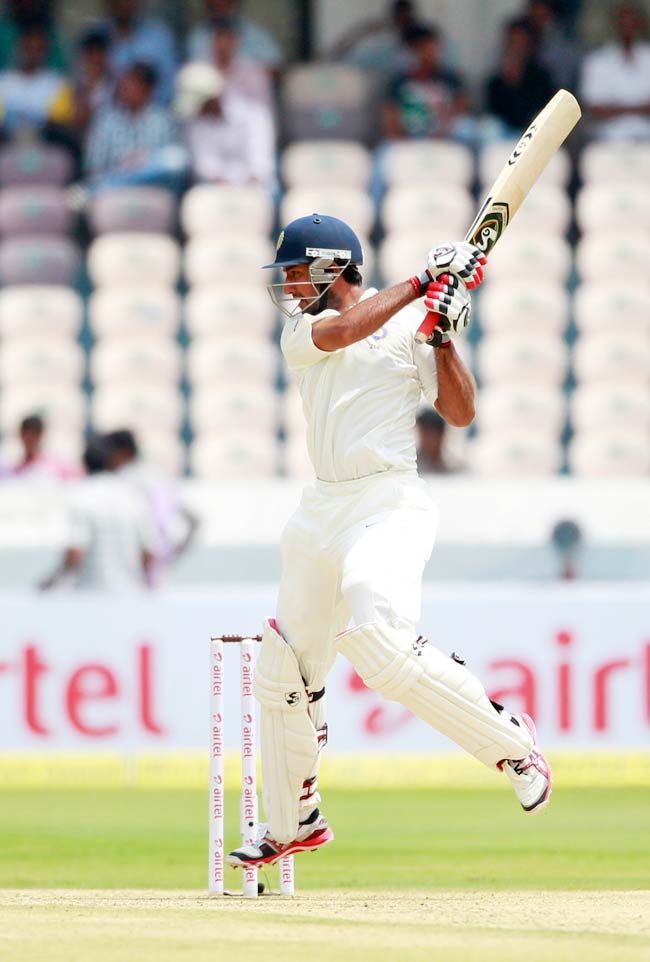 हैदराबाद टेस्टः चेतेश्वर पुजारा ने जमाया शतक