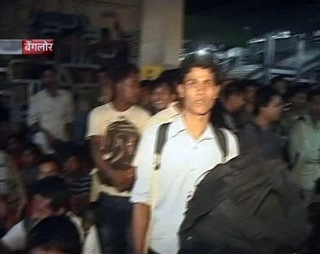 कर्नाटक से पूर्वोत्तर वासियों का पलायन जारी  | असम हिंसा