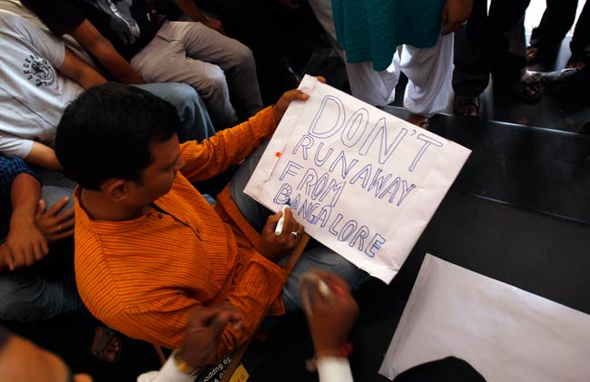 कर्नाटक से पूर्वोत्तर वासियों का पलायन जारी  | असम हिंसा