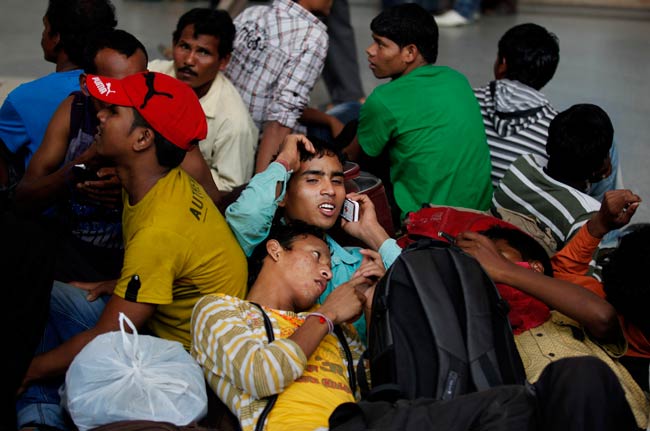 कर्नाटक से पूर्वोत्तर वासियों का पलायन जारी  | असम हिंसा