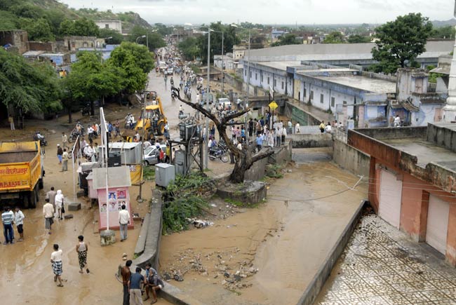 भारी बारिश से बदहाल हुआ जयपुर