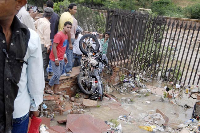 भारी बारिश से बदहाल हुआ जयपुर