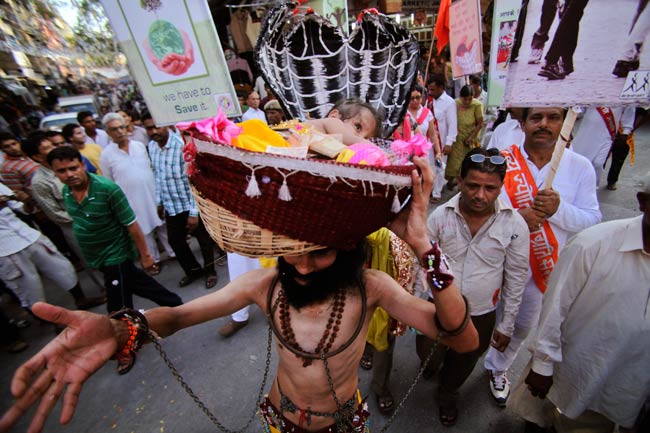 10 अगस्‍त 2012: तस्वीरों में दिनभर की अहम खबरें | पढ़ें