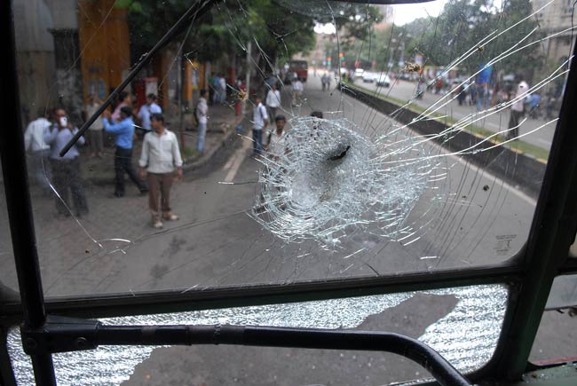 तस्वीरों में देखें कैसे मुंबई के आजाद मैदान पर भड़की हिंसा