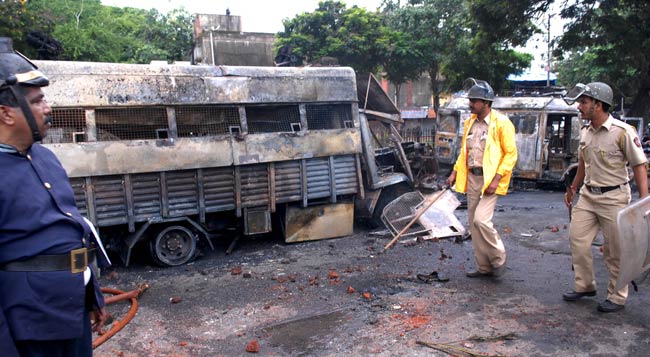 तस्वीरों में देखें कैसे मुंबई के आजाद मैदान पर भड़की हिंसा