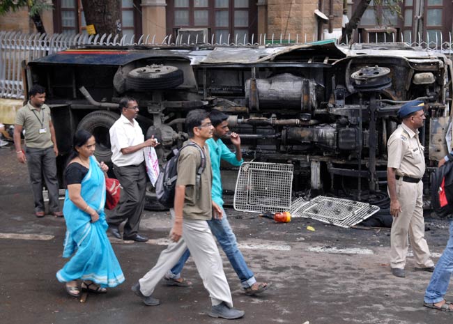 तस्वीरों में देखें कैसे मुंबई के आजाद मैदान पर भड़की हिंसा