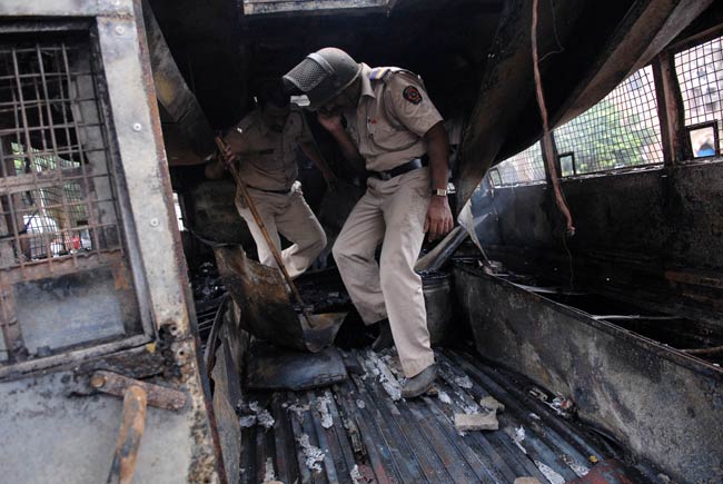 तस्वीरों में देखें कैसे मुंबई के आजाद मैदान पर भड़की हिंसा