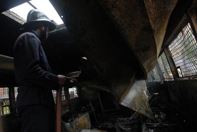 तस्वीरों में देखें कैसे मुंबई के आजाद मैदान पर भड़की हिंसा