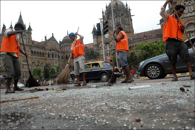 तस्वीरों में देखें कैसे मुंबई के आजाद मैदान पर भड़की हिंसा