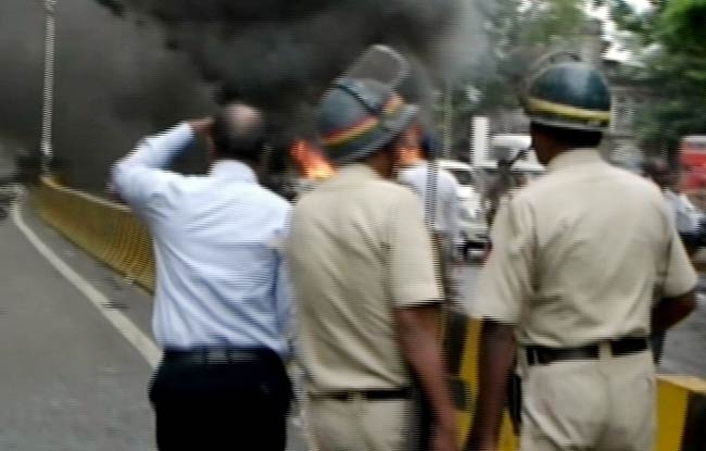 तस्वीरों में देखें कैसे मुंबई के आजाद मैदान पर भड़की हिंसा