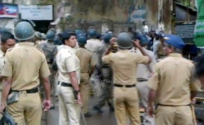 तस्वीरों में देखें कैसे मुंबई के आजाद मैदान पर भड़की हिंसा