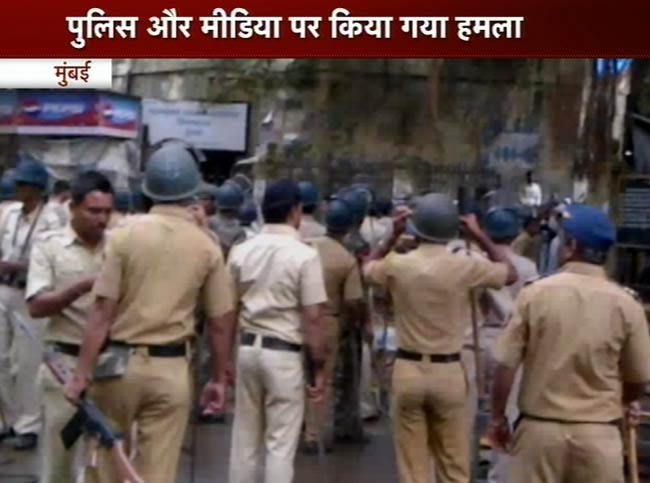 तस्वीरों में देखें कैसे मुंबई के आजाद मैदान पर भड़की हिंसा
