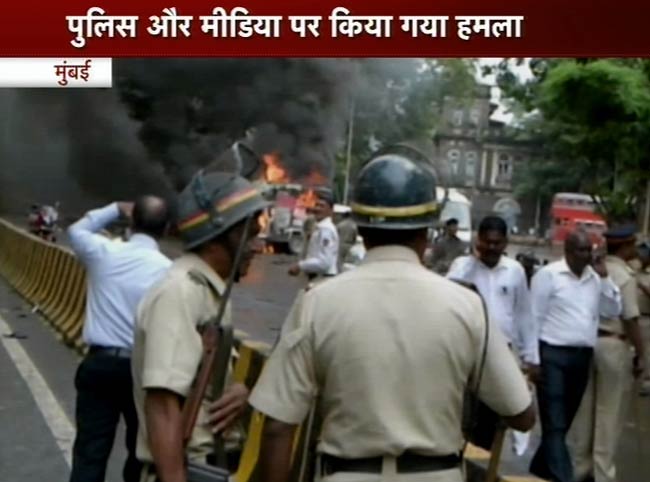 तस्वीरों में देखें कैसे मुंबई के आजाद मैदान पर भड़की हिंसा