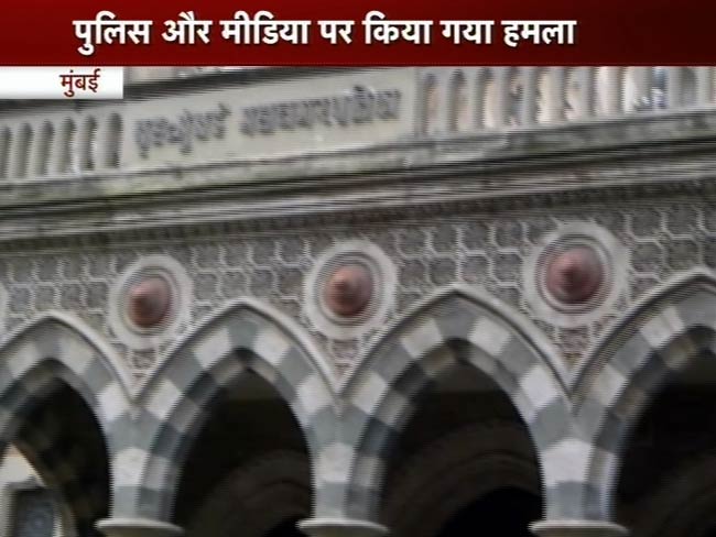 तस्वीरों में देखें कैसे मुंबई के आजाद मैदान पर भड़की हिंसा