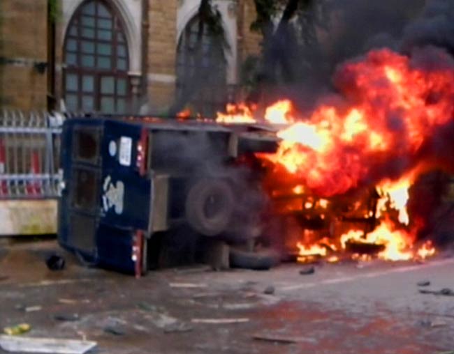 तस्वीरों में देखें कैसे मुंबई के आजाद मैदान पर भड़की हिंसा