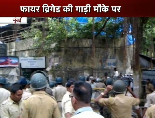 तस्वीरों में देखें कैसे मुंबई के आजाद मैदान पर भड़की हिंसा