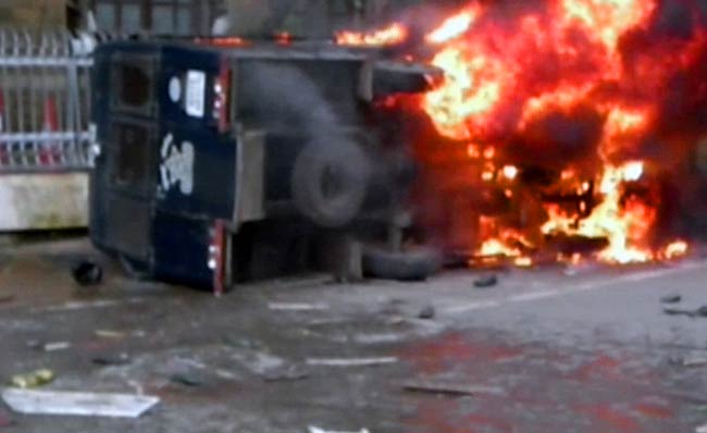 तस्वीरों में देखें कैसे मुंबई के आजाद मैदान पर भड़की हिंसा