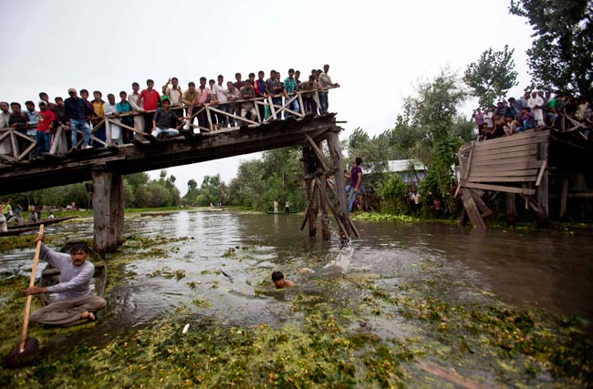 11 अगस्त 2012: तस्वीरों में दिनभर की अहम खबरें | पढ़ें