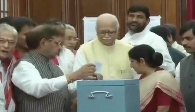 07 अगस्‍त 2012: तस्वीरों में दिनभर की अहम खबरें | पढ़ें