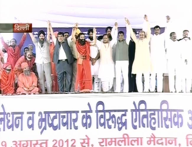 13 अगस्त 2012: तस्वीरों में दिनभर की अहम खबरें | पढ़ें