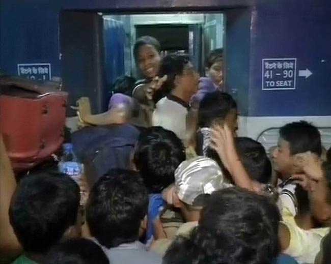 16 अगस्त 2012: तस्वीरों में दिनभर की अहम खबरें | पढ़ें