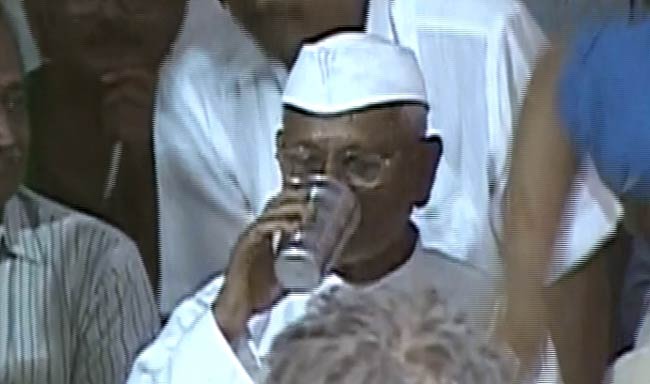 03 अगस्‍त 2012: तस्वीरों में दिनभर की अहम खबरें | पढ़ें