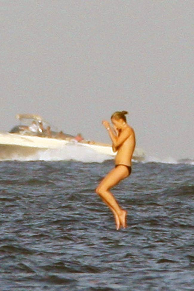 छुट्टियां बिता रही केट मॉस हुई टॉपलेस  | न्यूड से परहेज नहीं