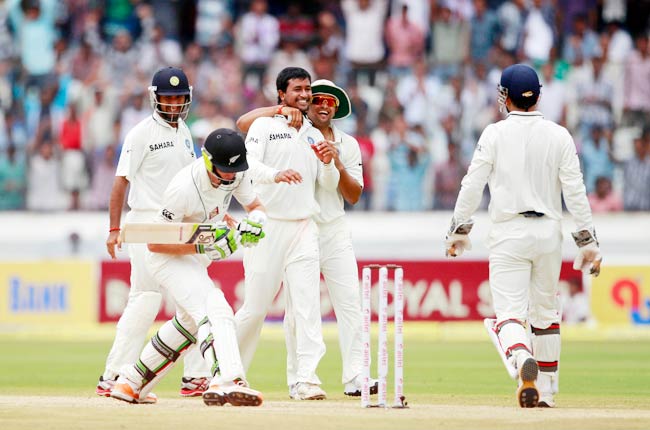 हैदराबाद टेस्ट Day-3: अश्विन-ओझा की फिरकी में फंसे कीवी