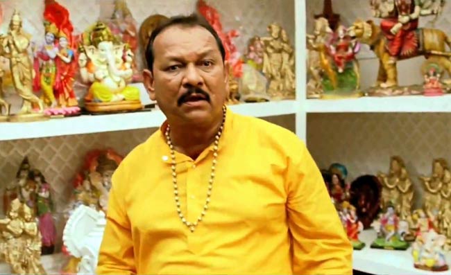 देखें 'ओह माय गॉड' का फर्स्टलुक | लाखों की बाइक पर अक्की