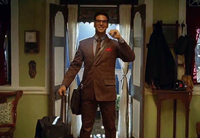 देखें 'ओह माय गॉड' का फर्स्टलुक | लाखों की बाइक पर अक्की