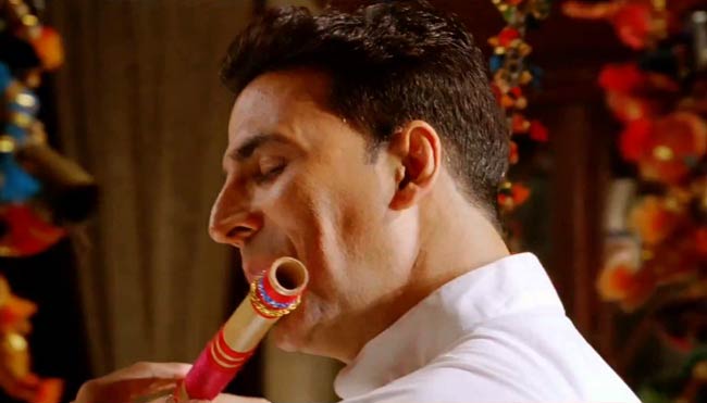 देखें 'ओह माय गॉड' का फर्स्टलुक | लाखों की बाइक पर अक्की