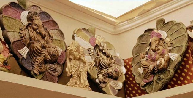 देखें 'ओह माय गॉड' का फर्स्टलुक | लाखों की बाइक पर अक्की