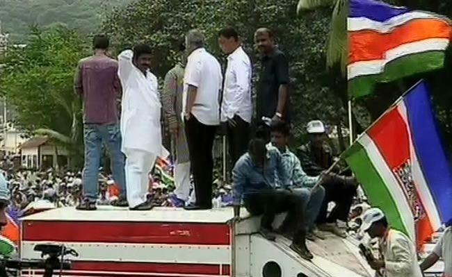 तस्वीरों में देखें मुंबई हिंसा के विरोध में MNS की रैली