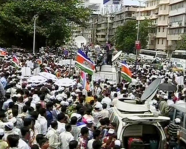 तस्वीरों में देखें मुंबई हिंसा के विरोध में MNS की रैली