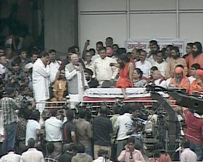 देखें कैसे टूटा रामदेव का अनशन | कैसे हुए गिरफ्तार