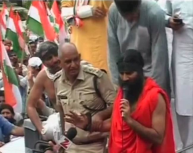 तस्‍वीरों में देखें कैसे गिरफ्तार हुए बाबा रामदेव | फोटो