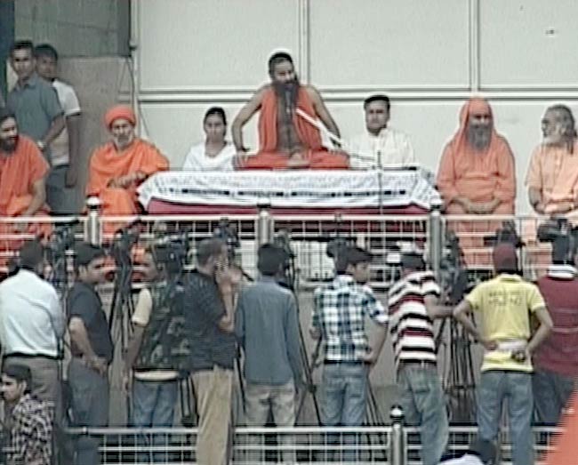 देखें कैसे टूटा रामदेव का अनशन | कैसे हुए गिरफ्तार