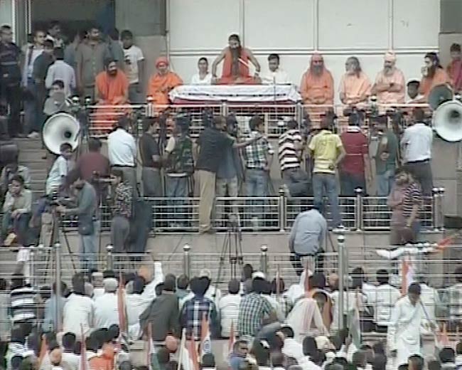 देखें कैसे टूटा रामदेव का अनशन | कैसे हुए गिरफ्तार