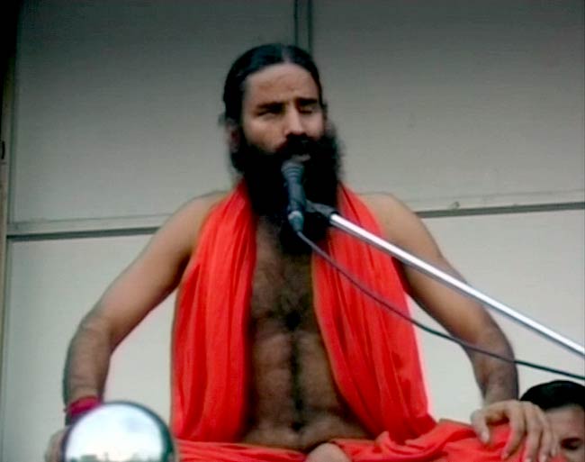 देखें कैसे टूटा रामदेव का अनशन | कैसे हुए गिरफ्तार