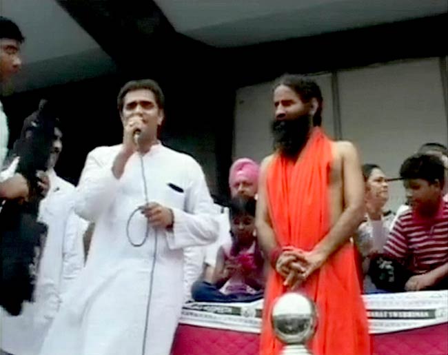 देखें कैसे टूटा रामदेव का अनशन | कैसे हुए गिरफ्तार