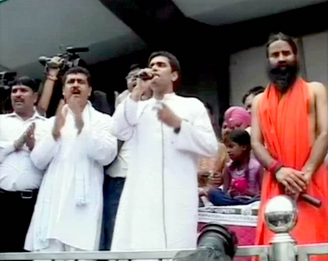 देखें कैसे टूटा रामदेव का अनशन | कैसे हुए गिरफ्तार