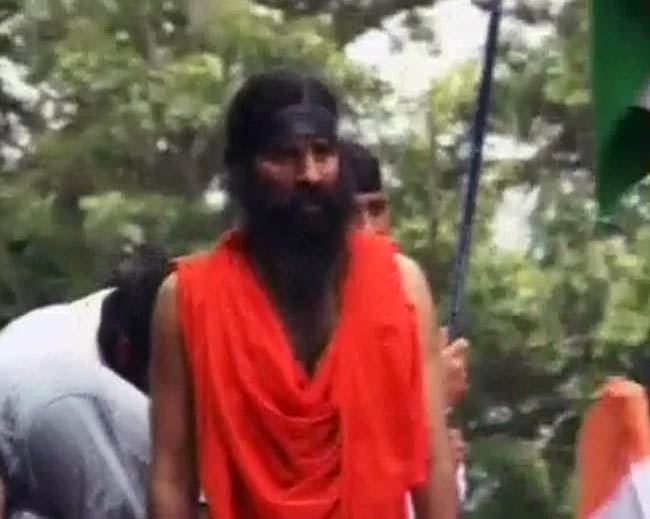 तस्‍वीरों में देखें कैसे गिरफ्तार हुए बाबा रामदेव | फोटो