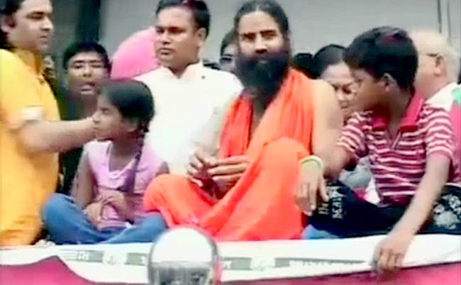 देखें कैसे टूटा रामदेव का अनशन | कैसे हुए गिरफ्तार