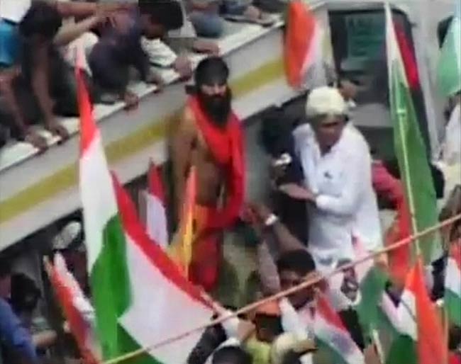 तस्‍वीरों में देखें कैसे गिरफ्तार हुए बाबा रामदेव | फोटो