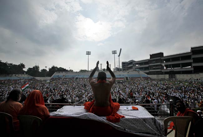 देखें कैसे टूटा रामदेव का अनशन | कैसे हुए गिरफ्तार
